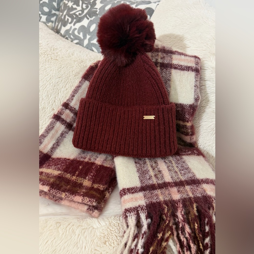 Steve Madden Burgundy Knit Beanie and Plaid Scarf Set🍒✨